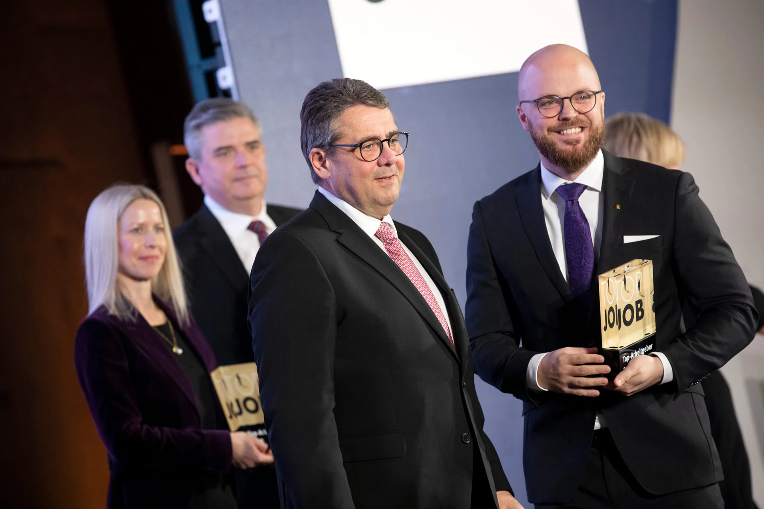 Dennis Nenner bei einer Preisverleihung mit Sigmar Gabriel