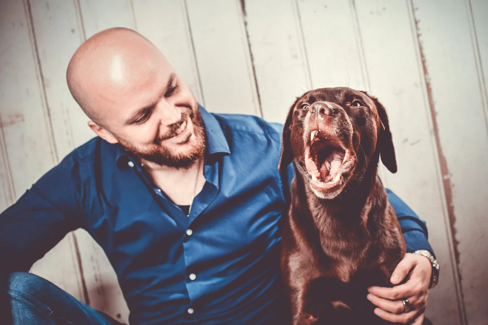 Dennis Nenner mit seiner Labradorhündin Nala